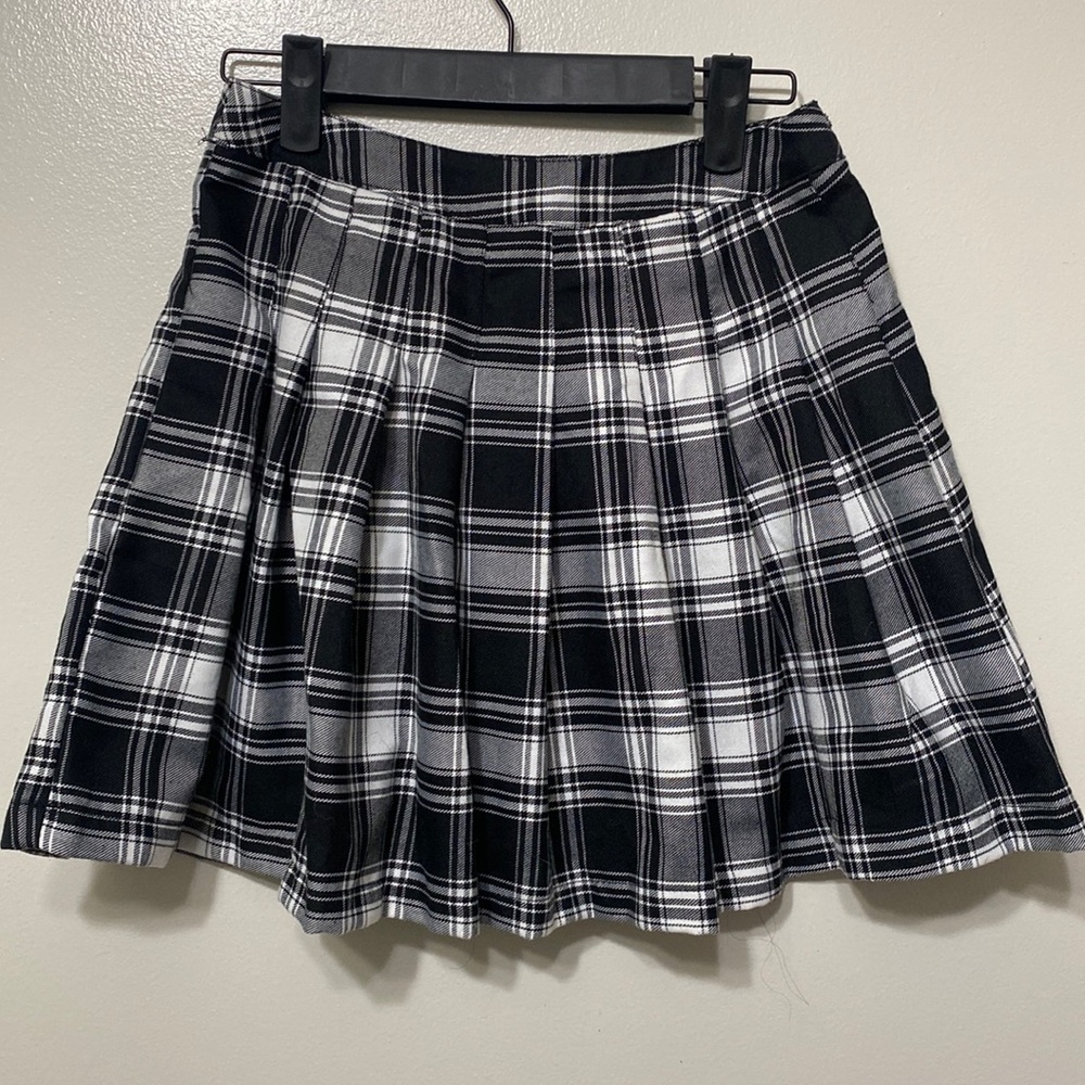 Black pleated plaid skirt